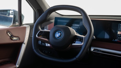 BMW iX xDrive40 (pohľad do interiéru)