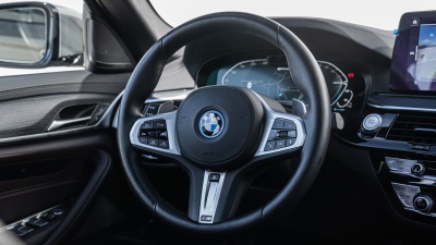 BMW 545e xDrive Sedan (pohľad do interiéru)