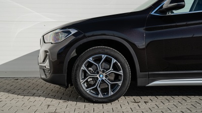 BMW X1 xDrive 18d (pohľad spredu)