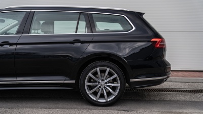 VW Passat Variant 2.0 TDI  R-Line 4x4 DSG  (pohľad do interiéru)