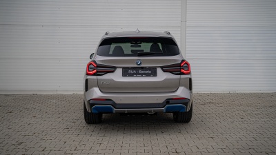 BMW iX3 (pohľad do interiéru)