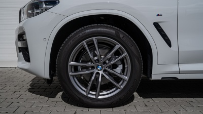 BMW X3 20i xDrive (pohľad spredu)