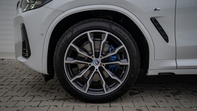 BMW X4 xDrive 20d (pohľad spredu)