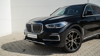 BMW X5 30d xDrive  (pohľad spredu)