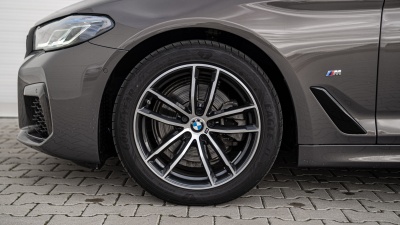 BMW 520d xDrive Sedan (pohľad spredu)