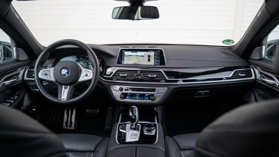 BMW 740d xDrive (pohľad do interiéru)