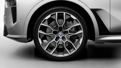 BMW X7 xDrive40i (pohľad spredu)