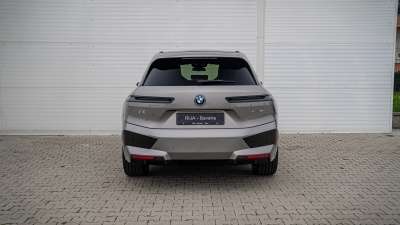 BMW iX xDrive40 (pohľad do interiéru)