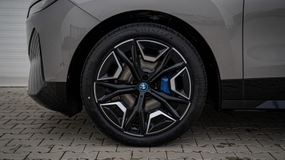 BMW iX xDrive40 (pohľad spredu)