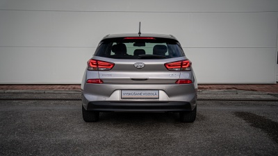 Hyundai i30 1.6 CRDI Now AT (pohľad zozadu)