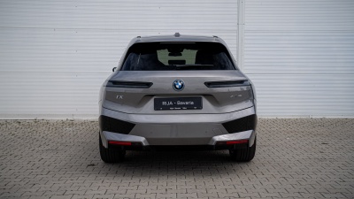 BMW iX 50 xDrive (pohľad do interiéru)