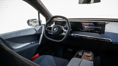 BMW iX 40 xDrive (pohľad do interiéru)