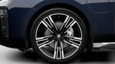 BMW 750e xDrive Sedan (pohľad spredu)