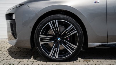 BMW 740d xDrive Sedan (pohľad spredu)