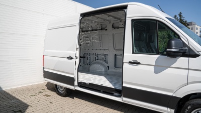 VW Crafter Basis  L3H3 35 2.0 TDI  (pohľad do interiéru)