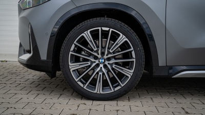 BMW X1 23i xDrive (pohľad spredu)