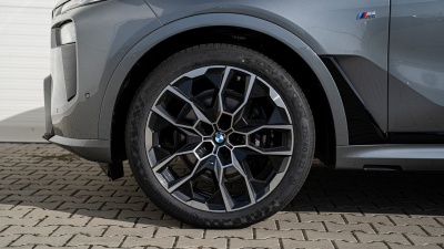 BMW X7 40i xDrive (pohľad spredu)