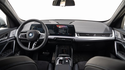 BMW iX1 30 xDrive  (pohľad do interiéru)