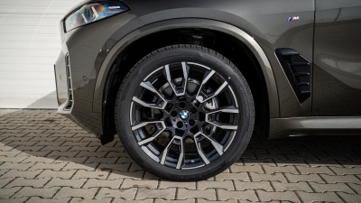 BMW X5 30d  xDrive (pohľad spredu)