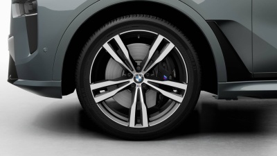 BMW X7 40d xDrive (pohľad spredu)