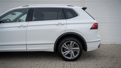 VW Tiguan Allspace 2.0 TDI R-Line 4x4 (pohľad do interiéru)