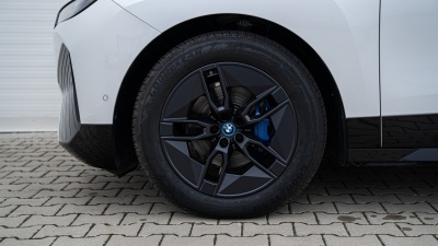 BMW iX xDrive 40 (pohľad spredu)