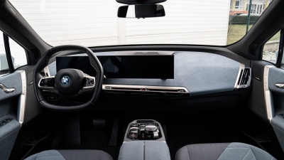 BMW iX xDrive 40 (pohľad do interiéru)