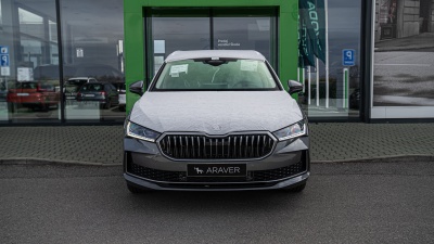 Škoda Superb Combi 2.0 TDI Selection 4x4 (pohľad spredu)