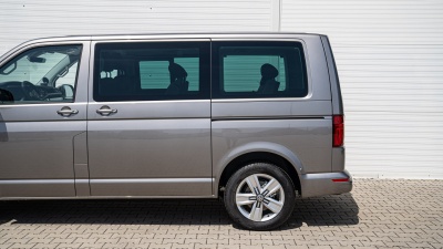 VW Multivan T6.1 Comfortline 2.0 BiTDI 4x4 (pohľad do interiéru)