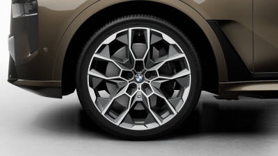 BMW X7 40d xDrive (pohľad spredu)
