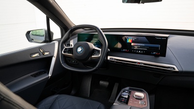 BMW iX 50 xDrive (pohľad do interiéru)