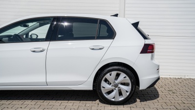 VW Golf 1.5 eTSI Limited (pohľad do interiéru)