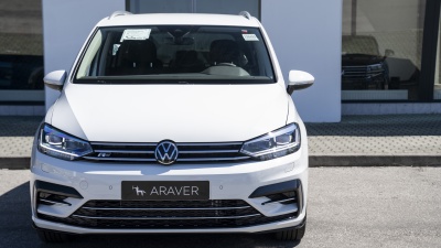 VW Touran 1.5 TSI Limited (pohľad spredu)
