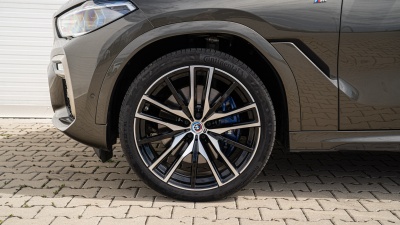 BMW X6 M50d xDrive (pohľad spredu)