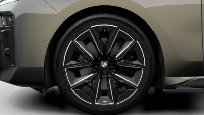 BMW i7 xDrive60 (pohľad spredu)