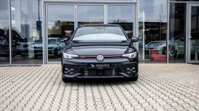 VW Golf 2.0 TSI GTI (pohľad do interiéru)