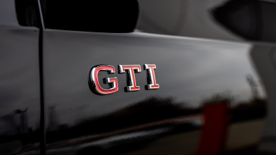 VW Golf 2.0 TSI GTI (pohľad do interiéru)