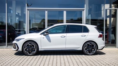 VW Golf 1.5 eTSI R-line Limited (pohľad zboku)