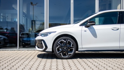 VW Golf 1.5 eTSI R-line Limited (pohľad zozadu)
