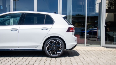 VW Golf 1.5 eTSI R-line Limited (pohľad spredu)