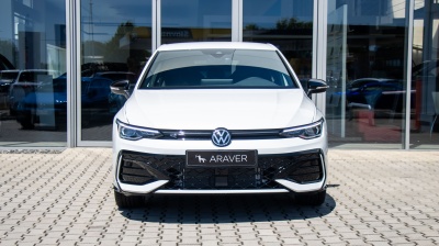 VW Golf 1.5 eTSI R-line Limited (pohľad do interiéru)