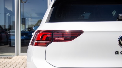VW Golf 1.5 eTSI R-line Limited (pohľad do interiéru)