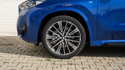 BMW X1 23i xDrive (pohľad spredu)