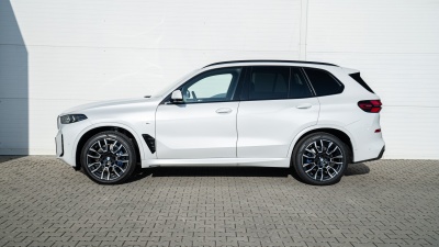 BMW X5 40i xDrive (pohľad zozadu)