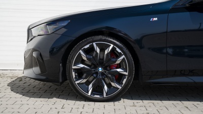 BMW 540d xDrive Sedan (pohľad spredu)