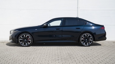 BMW 540d xDrive Sedan (pohľad zozadu)