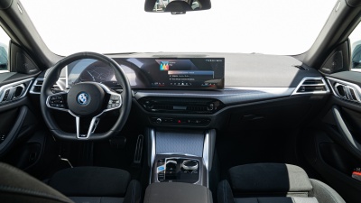 BMW i4 eDrive35 Gran Coupe (pohľad do interiéru)
