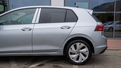 VW Golf 1.5 eTSI Limited (pohľad do interiéru)