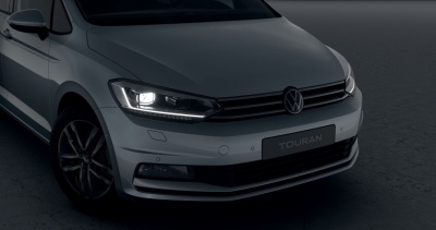 VW Touran 1.5 TSI Limited (pohľad spredu)