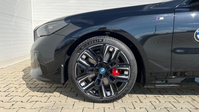 BMW i5 M60 xDrive Sedan (pohľad spredu)